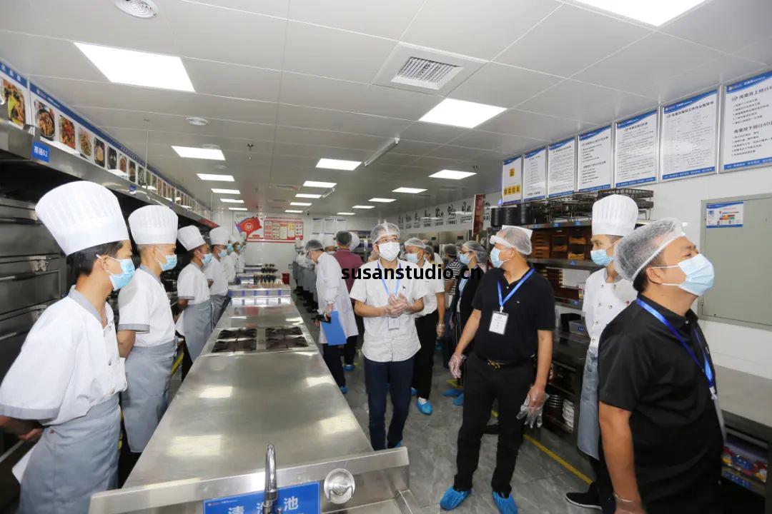 商(shang)用(yong)廚(chu)房設備(bei)