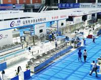 中(zhong)國(guo)廚都(dou)酒店不銹(xiu)鋼設(she)備展(zhan)會盛大開(kai)幕，上(shang)千(qian)酒(jiu)店廚房(fang)設(she)備廠家(jia)雲集，現(xian)場(chang)驚現機器(qi)人廚師(shi)