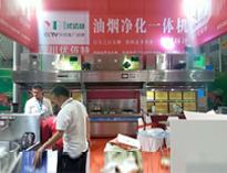 我公(gong)司(si)餐飲(yin)油(you)煙(yan)凈化壹體(ti)機亮(liang)相2019年成(cheng)都第八(ba)屆餐飲(yin)廚房(fang)設(she)備展，引(yin)起(qi)不(bu)少遊(you)客(ke)參觀(guan)