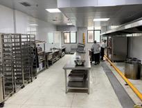 商用(yong)廚(chu)房(fang)設(she)備公(gong)司(si)為妳介(jie)紹廚(chu)房(fang)工作區的(de)功能以(yi)及細(xi)節