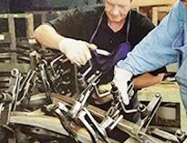 成(cheng)都商(shang)用(yong)廚房設備生產廠家(jia)告訴妳不(bu)銹(xiu)鋼廚具的(de)施(shi)壓工藝