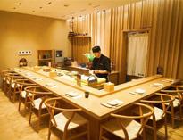 重慶餐(can)飲廚(chu)房(fang)設(she)備公司教(jiao)教(jiao)妳明(ming)檔(dang)廚房(fang)該如何(he)展(zhan)示(shi)和擺放產(chan)品才(cai)能(neng)更好(hao)的吸(xi)引顧客(ke)