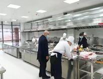 不銹(xiu)鋼廚房(fang)設(she)備(bei)廠(chang)家(jia)和妳(ni)聊(liao)聊(liao)采購廚(chu)房(fang)設(she)備(bei)如何(he)考(kao)慮(lv)安(an)全(quan)性(xing)