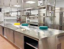 成都不(bu)銹(xiu)鋼(gang)商用廚具(ju)廠家告訴妳(ni)商(shang)用不銹(xiu)鋼(gang)廚具(ju)應該(gai)如何(he)保(bao)養維(wei)護(hu)