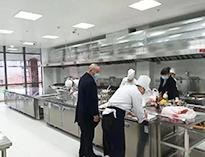 大型廚房(fang)設(she)備廠(chang)家告訴(su)妳(ni)商(shang)用(yong)廚房(fang)設(she)備的采購(gou)和使用方(fang)法