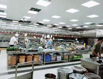 學(xue)校(xiao)食堂廚房(fang)設(she)備生產廠家告(gao)訴(su)妳(ni)商(shang)用(yong)廚(chu)具(ju)和家用(yong)廚(chu)具(ju)有什麽差(cha)別(bie)