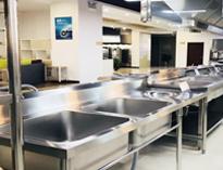 大(da)型(xing)食(shi)堂廚房(fang)設(she)備(bei)廠(chang)家(jia)和妳(ni)聊聊商用(yong)廚(chu)房設備的(de)選(xuan)購原(yuan)則