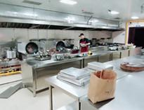 成都知(zhi)名(ming)廚房設(she)備廠家和妳聊聊夏(xia)天(tian)商用(yong)廚房如何降溫