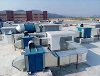 大型食堂(tang)廚房設(she)備生(sheng)產廠家(jia)告(gao)訴(su)妳(ni)通(tong)風(feng)管道設(she)計要(yao)註意那(na)些因(yin)素