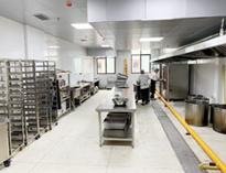 學(xue)校(xiao)廚(chu)具廚(chu)房設(she)備廠(chang)家和(he)妳(ni)聊(liao)聊商用(yong)廚(chu)房抽排(pai)系(xi)統(tong)如何降低(di)噪音(yin)