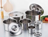 不銹(xiu)鋼廚房(fang)設備(bei)廠(chang)家告訴(su)妳如(ru)何(he)清(qing)洗商(shang)用(yong)廚(chu)具的汙(wu)垢(gou)