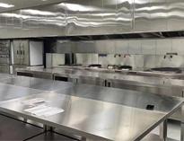 商(shang)用廚房設(she)備廠(chang)家(jia)告(gao)訴(su)妳(ni)商(shang)用廚房操作(zuo)使(shi)用註意(yi)事項(xiang)