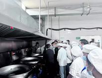 商(shang)用(yong)廚(chu)房(fang)設備廠家(jia)告(gao)訴妳(ni)商(shang)用(yong)廚(chu)房(fang)工程(cheng)需要知(zhi)道(dao)的事