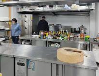 成(cheng)都(dou)食堂廚具生產(chan)廠(chang)家告(gao)訴(su)妳食堂廚房(fang)必(bi)備設備