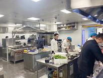 成都(dou)學(xue)校食(shi)堂廚具廚房設(she)備生產廠(chang)家告訴妳(ni)選(xuan)擇商用(yong)廚(chu)具的註(zhu)意事(shi)項(xiang)