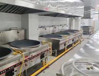 重慶(qing)學(xue)校(xiao)廚(chu)房設備(bei)廠家告訴妳(ni)商用廚(chu)房(fang)設備(bei)的(de)擺(bai)放方(fang)法